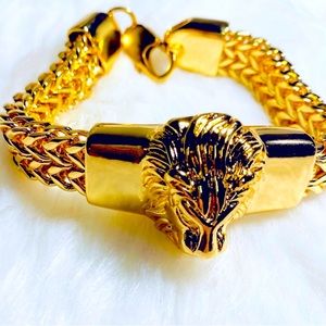 New gold colored shiny ✨ lion 🦁 bracelet heavy unisex. Stands out due to BEAUTY